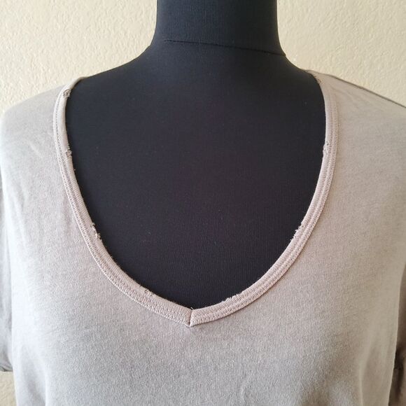 NWT Wildfox Chrissy V-Neck Tee in Atmosphere (Taupe) Size M - Picture 3 of 8